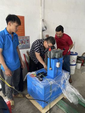 Bàn Giao Combo Máy Bấm Ống Thuỷ SamwayP32 Lực Về Long An