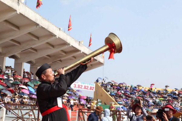 người chủ trì thổi kèn kết thúc trận đấu