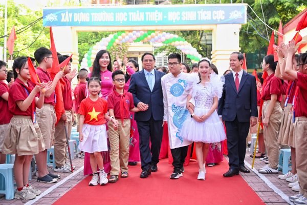 thủ tướng phạm minh chính tham dự khai giảng