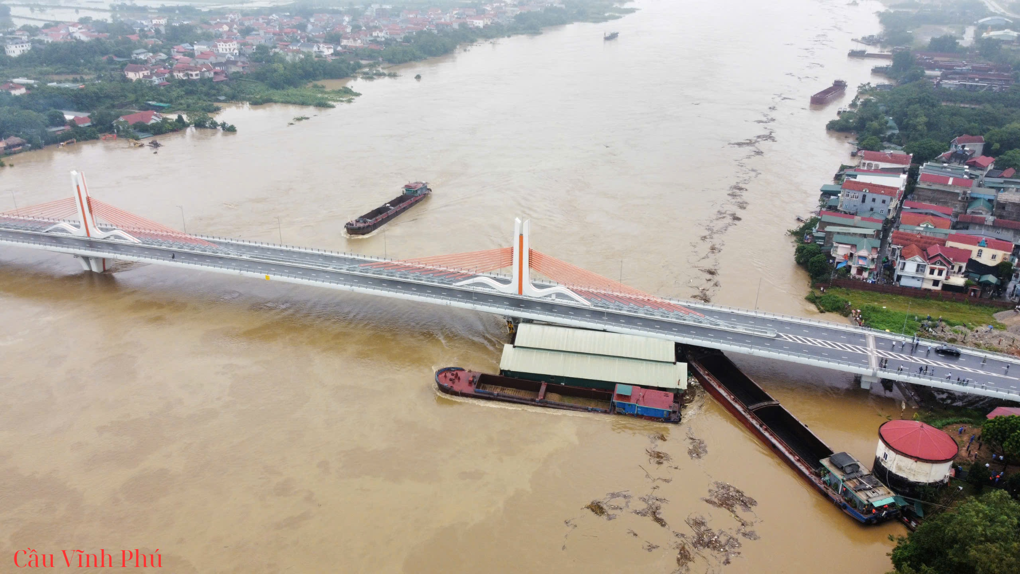 Cầu Vĩnh Phú tạm cấm, công binh xử lý tàu kẹt.
