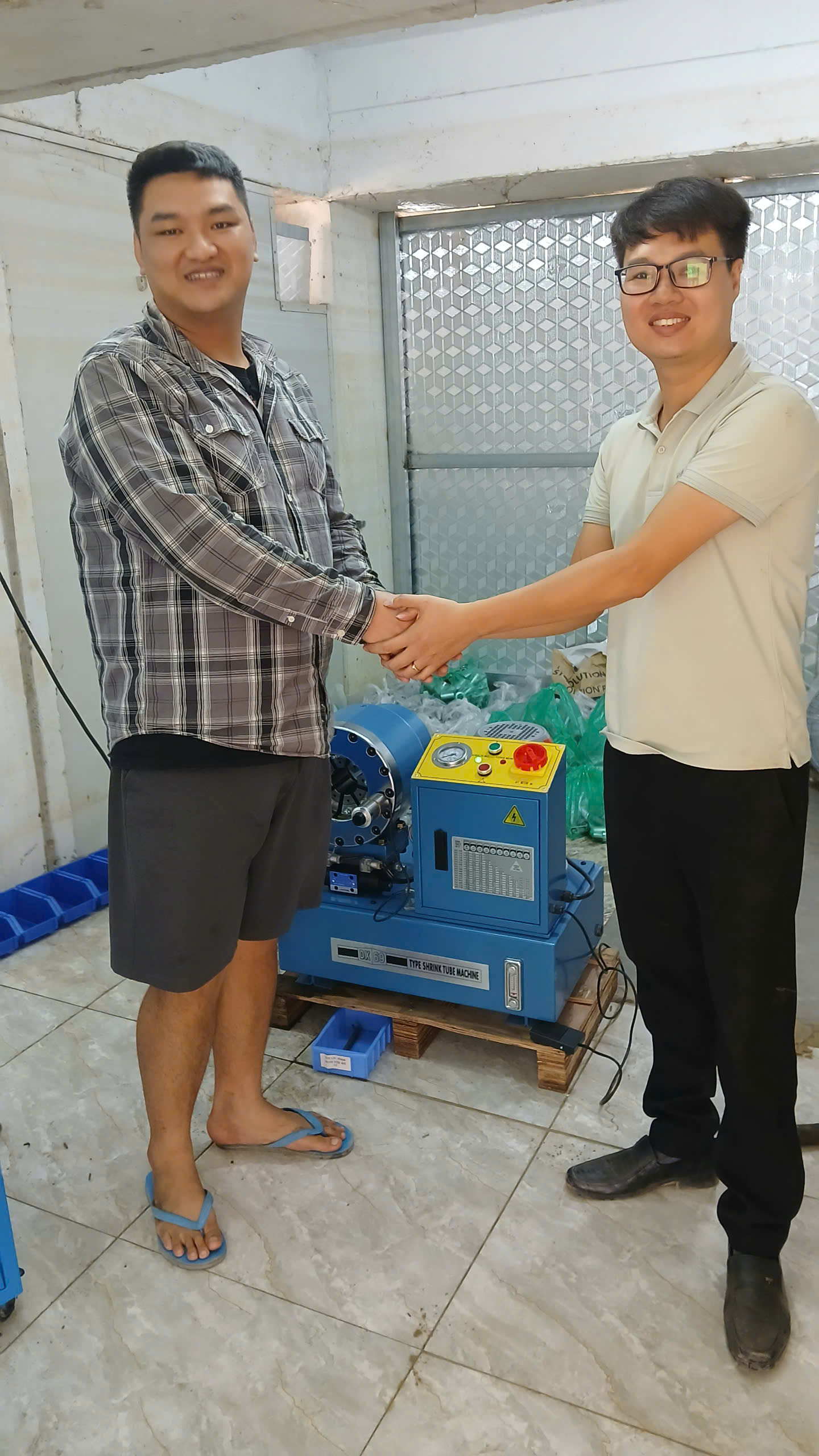 Giao máy bấm ống thuỷ lực về Phú Thọ
