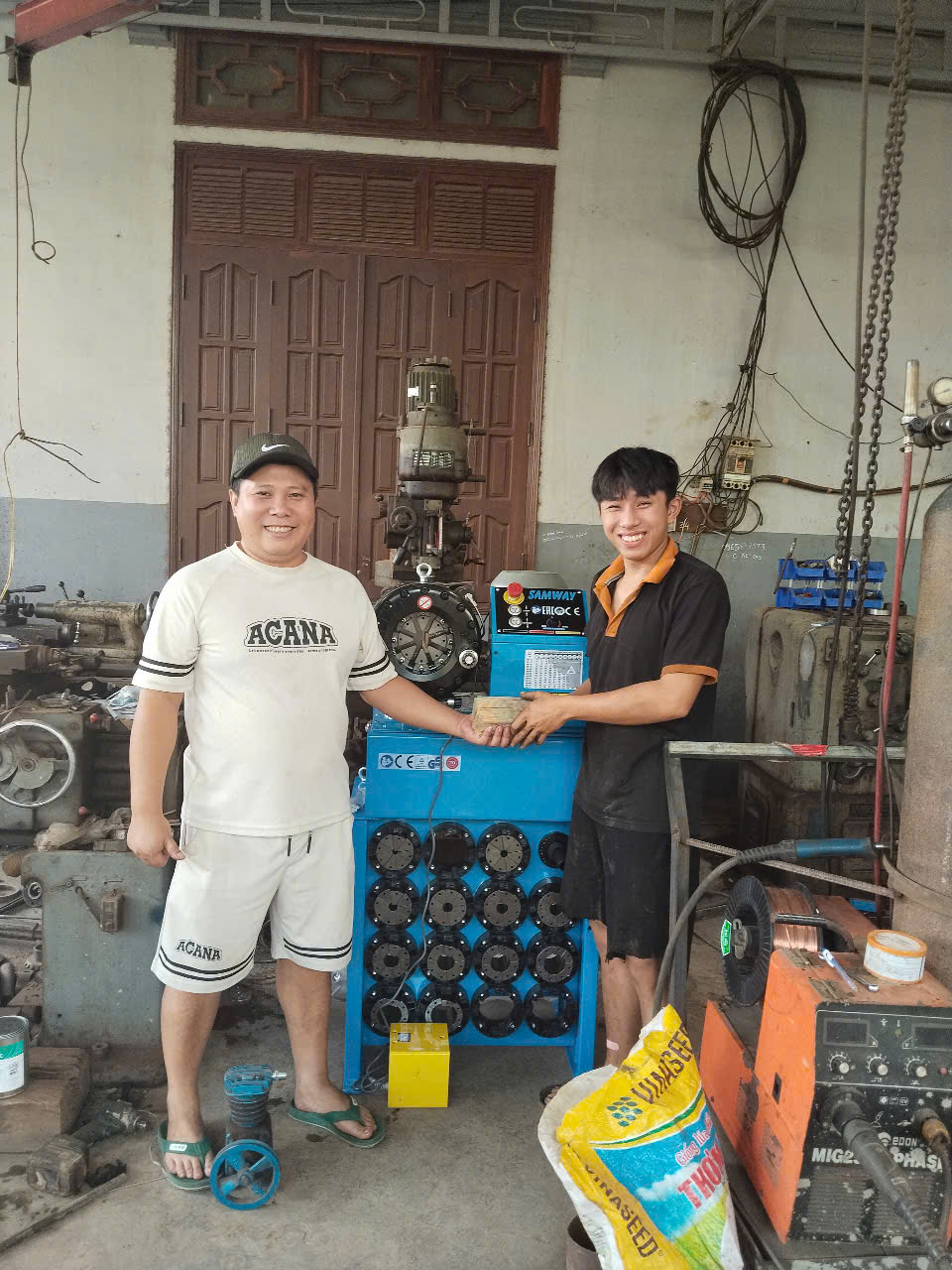 Giao máy bấm ống thuỷ lực về Gia Lai